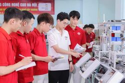 HHT nhận hồ sơ x&eacute;t tuyển, nhập học với nhiều chương tr&igrave;nh học bổng lớn