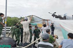 Kịp thời khống chế vụ ch&aacute;y phương tiện chuy&ecirc;n cung cấp nhu yếu phẩm cho t&agrave;u c&aacute; khai th&aacute;c thủy sản