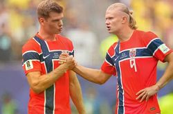 Cơn thịnh nộ của NHM Na Uy ở World Cup 2026: Sorloth bị dọa giết vì không chuyền bóng cho Haaland