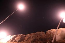 Iran đáp trả quyết liệt, phóng tên lửa hành trình vào tàu hải quân Mỹ
