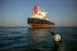 Iran tấn c&ocirc;ng hai si&ecirc;u t&agrave;u chở dầu tr&ecirc;n eo biển Hormuz