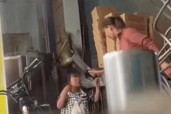 Người phụ nữ d&ugrave;ng chổi đ&aacute;nh tới tấp, cầm dao đe dọa con g&aacute;i 12 tuổi