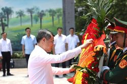 Thủ tướng d&acirc;ng hương tưởng niệm Anh h&ugrave;ng liệt sĩ, tri &acirc;n Mẹ Việt Nam anh h&ugrave;ng tại Ph&uacute; Thọ