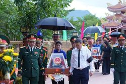 X&uacute;c động lễ truy điệu v&agrave; an t&aacute;ng 5 h&agrave;i cốt liệt sĩ được t&igrave;m thấy trong hang Đ&aacute; Sập