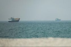 Lưu lượng tàu chở dầu qua eo biển Hormuz giảm mạnh