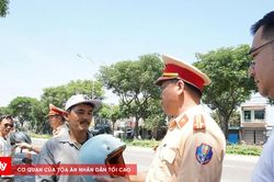 Từ chiếc mũ bảo hiểm đến x&acirc;y dựng văn h&oacute;a giao th&ocirc;ng