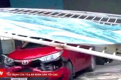 Người đ&agrave;n &ocirc;ng l&aacute;i &ocirc; t&ocirc; t&ocirc;ng h&agrave;ng loạt xe m&aacute;y tại qu&aacute;n karaoke