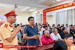 Trao 200 &aacute;o phao cho ngư d&acirc;n ph&aacute; Tam Giang trước m&ugrave;a b&atilde;o