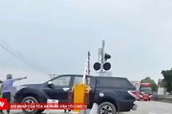 Nữ tài xế cố băng qua đường sắt khi gác chắn đã hạ