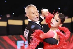 Ở tuổi 65, 'giáo sư quần đùi' Trương Nguyện Thành giành 3 huy chương dancesport