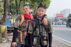 Mẹ giáo viên cùng con 'nghỉ hè chẳng giống ai', đi bộ 45 ngày xuyên miền Trung