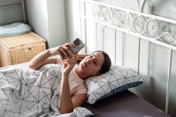 Điều gì xảy ra với cơ thể bạn khi mỗi sáng ngủ dậy đã lướt điện thoại?