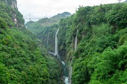 'Vết nứt đẹp nhất Trái Đất' có hàng chục thác nước đổ xuống như dải lụa