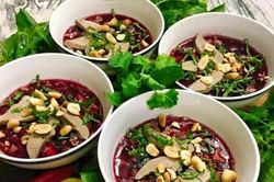 Hai ngày sau khi ăn tiết canh lợn, người đàn ông phải cấp cứu, thở máy