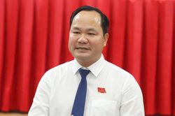 Giám đốc Sở lý giải việc dân làm sổ đỏ trầy trật, 'cò' dịch vụ làm nhanh hơn