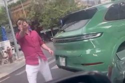 Bắt khẩn cấp hai người dừng ô tô đánh nhau giữa trung tâm TPHCM