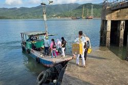 Đội ngũ y, b&aacute;c sĩ vượt biển kh&aacute;m sức khỏe cho người d&acirc;n ở đảo Quảng Ninh