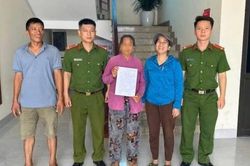 Công an chặn đứng kẻ bất lương lừa cụ bà U70 chuyển tiền 'phục vụ điều tra'