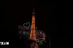 Paris mở màn Quốc khánh với 'đại tiệc' ánh sáng