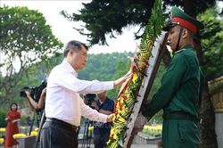Thủ tướng dâng hương tưởng niệm các Anh hùng liệt sĩ tỉnh Lào Cai