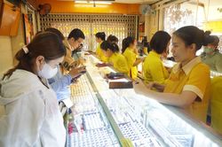 Gi&aacute; v&agrave;ng SJC s&aacute;ng 14/7 giảm mạnh 1,5 triệu đồng/lượng, nh&agrave; đầu tư thận trọng chờ diễn biến mới