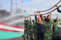 Khống chế kịp thời vụ cháy tàu cung ứng hàng hóa cho ngư dân tại Cần Giờ