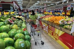 Xăng giảm nhiều kỳ, giá hàng hóa vẫn 'neo' cao
