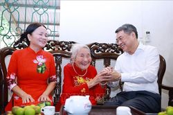 Thủ tướng Lê Minh Hưng thăm gia đình chính sách tỉnh Lào Cai