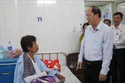 Cấp phát hỗ trợ ban đầu giúp người dân bị ảnh hưởng do dông lốc ở Cà Mau