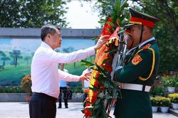Thủ tướng L&ecirc; Minh Hưng d&acirc;ng hương tưởng niệm c&aacute;c Anh h&ugrave;ng liệt sĩ tỉnh Ph&uacute; Thọ