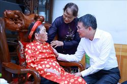 Thủ tướng thăm gia đ&igrave;nh người c&oacute; c&ocirc;ng với c&aacute;ch mạng tỉnh Ph&uacute; Thọ