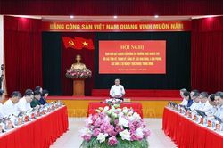 Thường trực Ban B&iacute; thư Trần Cẩm T&uacute; chủ tr&igrave; Hội nghị giao ban qu&yacute; II/2026