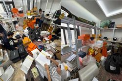 Phát hiện kho hàng có dấu hiệu giả mạo thương hiệu nổi tiếng