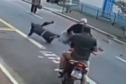 Người đàn ông ngáng chân, hạ gục tên cướp túi xách trên phố