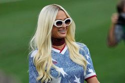 Paris Hilton gây bất ngờ với diện mạo khác lạ vì thay đổi một chi tiết