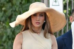 Jennifer Lopez đón hè với váy crepe mỏng và mũ rộng vành nổi bật