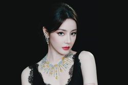 Địch Lệ Nhiệt Ba đích thân bác tin đồn cố tạo hình ảnh đáng thương