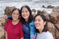 Lê Phương về quê thăm mẹ chồng