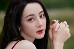 Địch Lệ Nhiệt Ba lập thành tích mới với hơn 1 tỷ NDT doanh thu