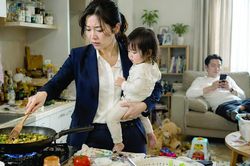 Bất bình đẳng 'núp bóng' khuôn mẫu gia đình