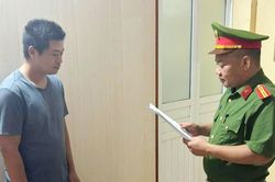 Khởi tố người đ&agrave;n &ocirc;ng say rượu quậy ph&aacute; trụ sở UBND x&atilde;