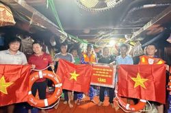 Gia Lai: Cảnh s&aacute;t biển đồng h&agrave;nh c&ugrave;ng ngư d&acirc;n x&atilde; đảo C&ugrave; Lao Xanh
