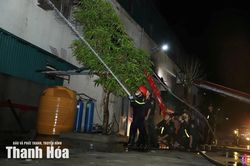 Khoảng 200 cán bộ, chiến sĩ được huy động để khống chế vụ cháy trong đêm
