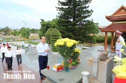 Phó Chủ tịch Thường trực HĐND tỉnh Lê Tiến Lam viếng các Anh hùng liệt sĩ; thăm, tặng quà gia đình chính sách