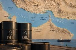 &Ocirc;ng Trump muốn thu ph&iacute; 20% tại Hormuz: Điều g&igrave; sẽ xảy ra với gi&aacute; dầu?