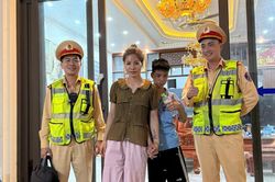 Cảnh sát giao thông Bắc Ninh kịp thời đưa cháu bé khuyết tật lạc trên cao tốc về gia đình an toàn