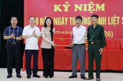 Ph&oacute; Trưởng Đo&agrave;n Đại biểu Quốc hội tỉnh Trần Thị V&acirc;n thăm Trung t&acirc;m Điều dưỡng thương binh Lạng Giang