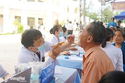 Người dân phấn khởi vì được khám sức khỏe định kỳ miễn phí
