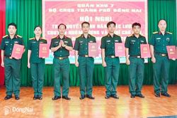 Trao c&aacute;c quyết định cho qu&acirc;n nh&acirc;n thuộc lực lượng vũ trang th&agrave;nh phố