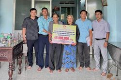 Trao kinh phí hỗ trợ nhà ở cho 3 gia đình con đẻ người hoạt động kháng chiến bị nhiễm chất độc hóa học ở xã Bình Khê